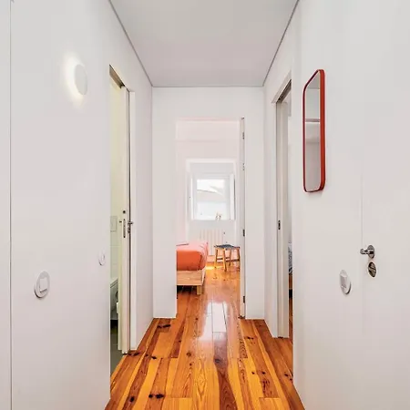 Red Tulip Flat Bright & Colourful By Homeful Homes Διαμέρισμα