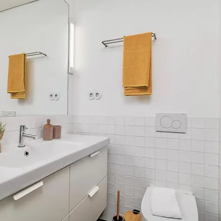 Red Tulip Flat Bright & Colourful By Homeful Homes Lisboa