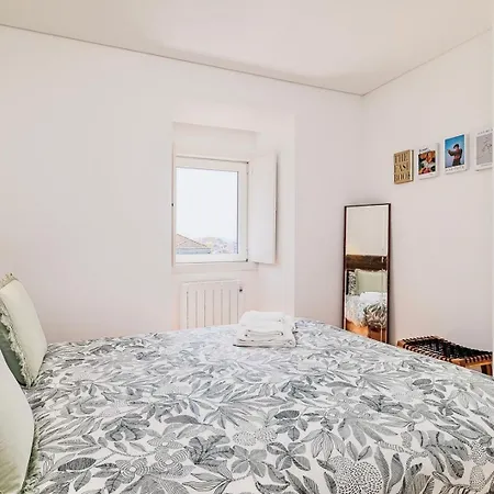 Red Tulip Flat Bright & Colourful By Homeful Homes Διαμέρισμα